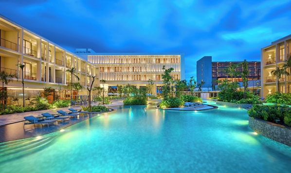 2 outdoor pools, open 7:00 AM to 8:00 AM, pool umbrellas