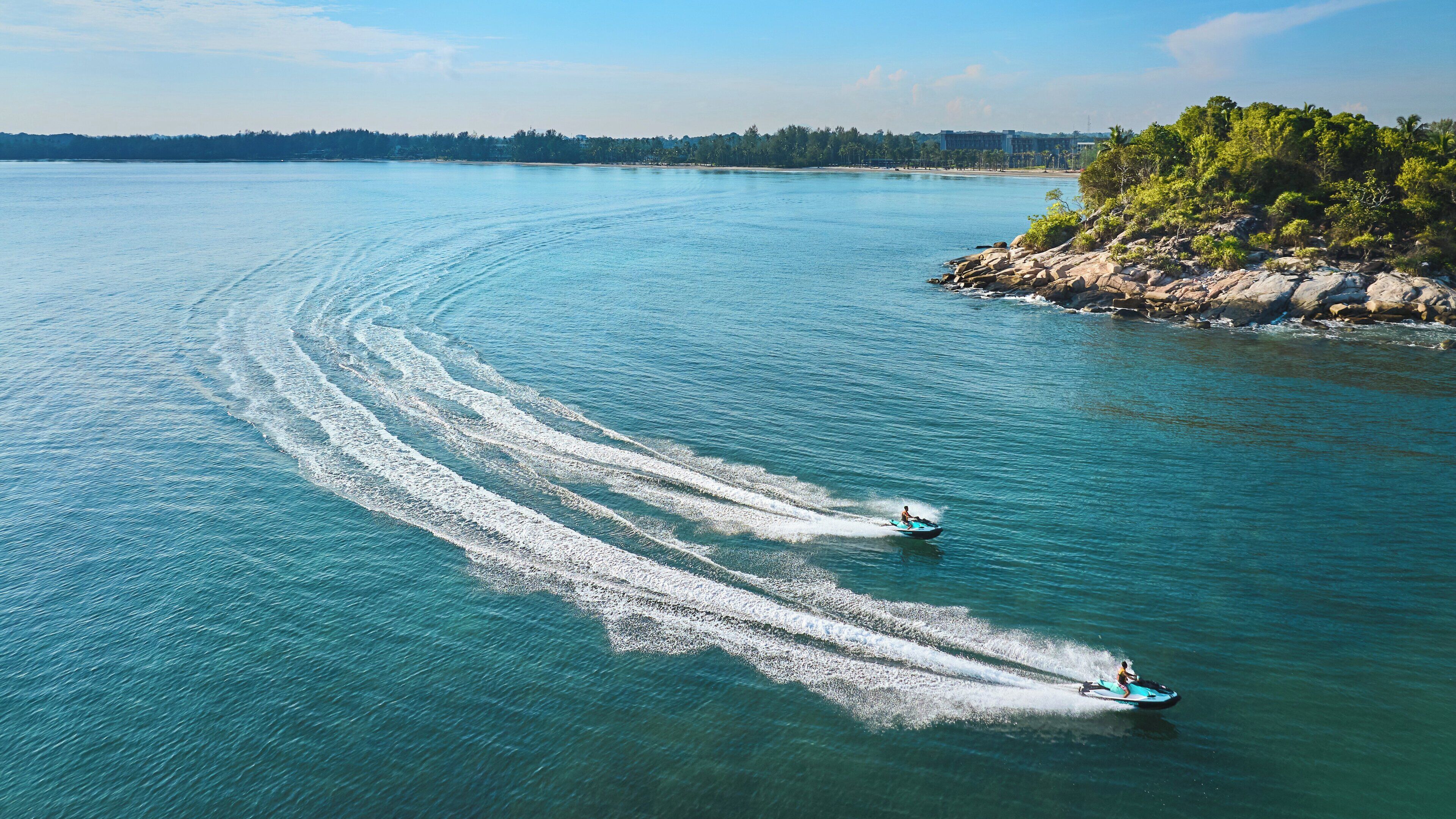 Ein Gewässer mit zwei Jetskis, die Wellenmuster hinterlassen.