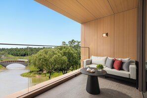 Edredons de pluma, frigobar (abastecido com itens grátis)