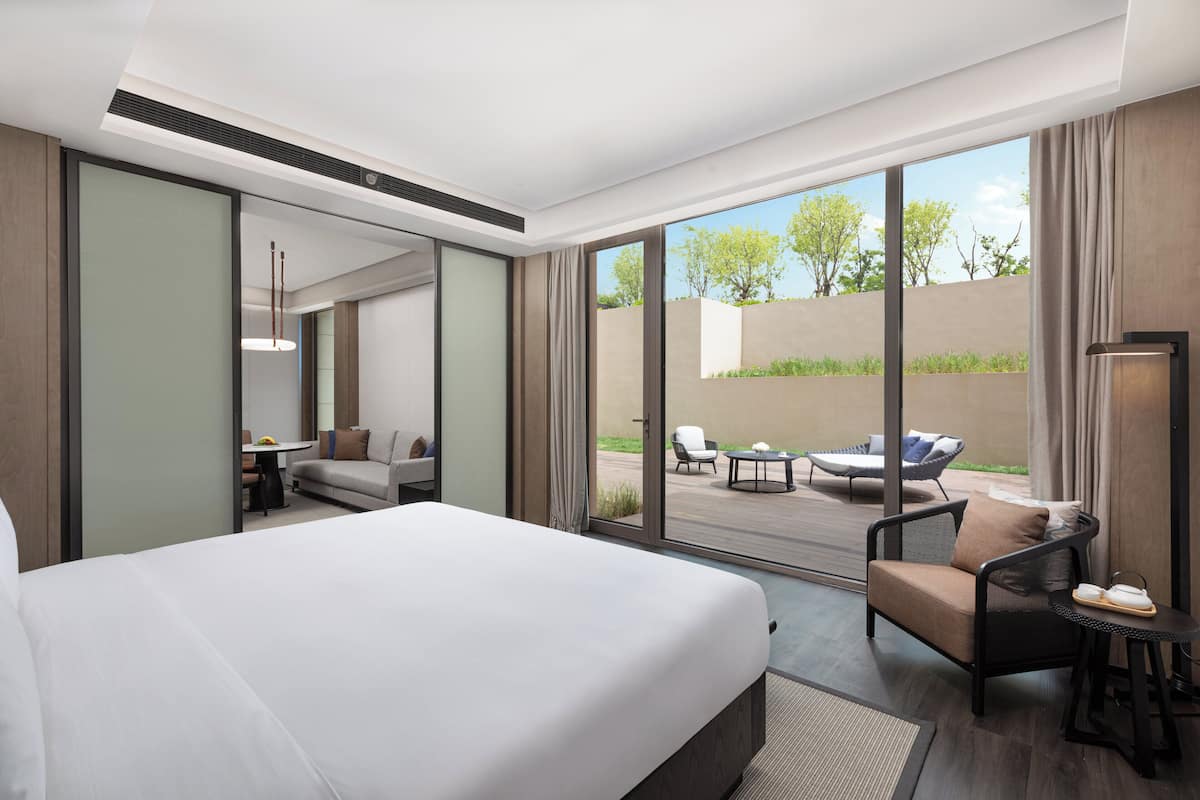 Cubrecamas y minibar con artículos gratuitos