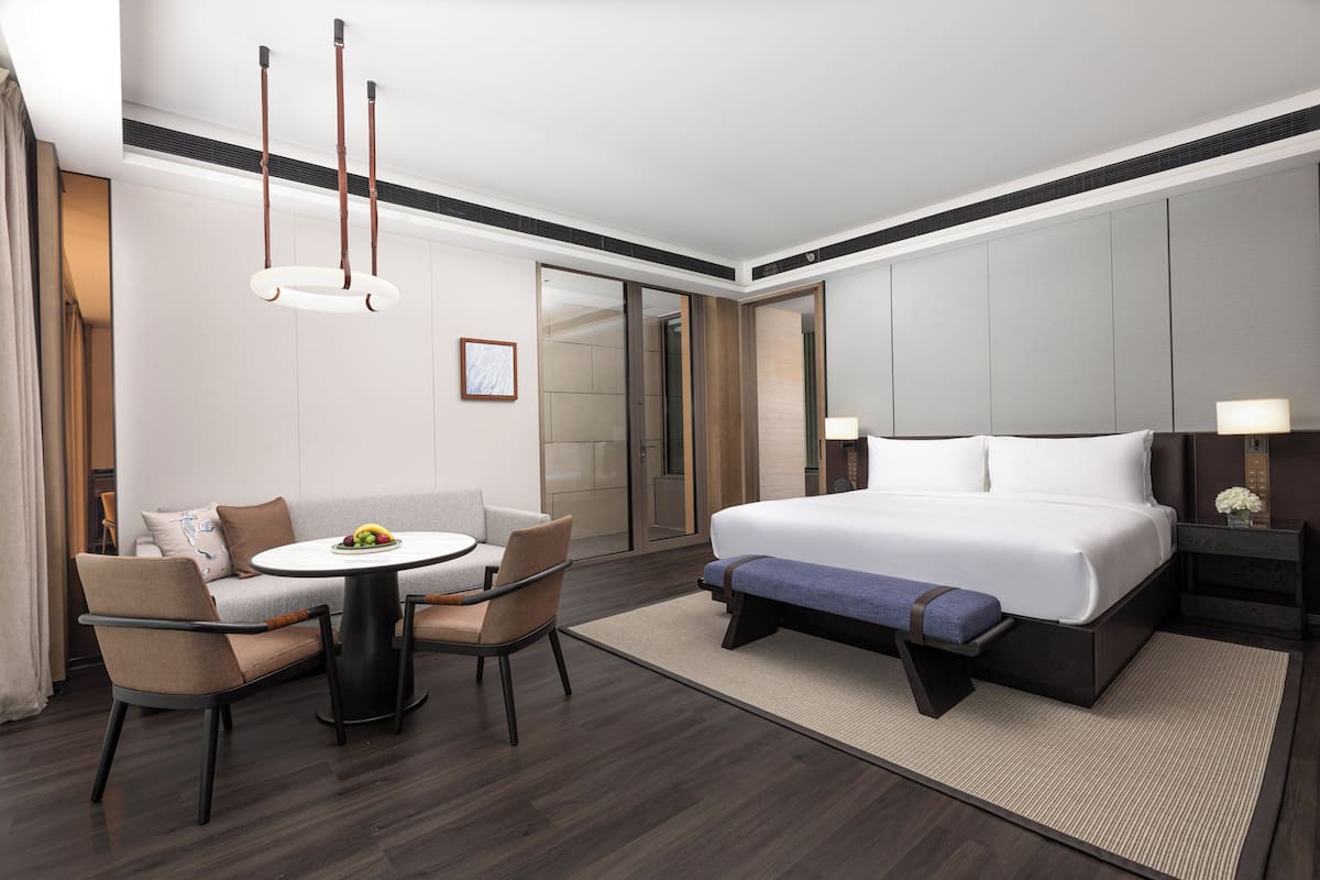 Cubrecamas y minibar con artículos gratuitos