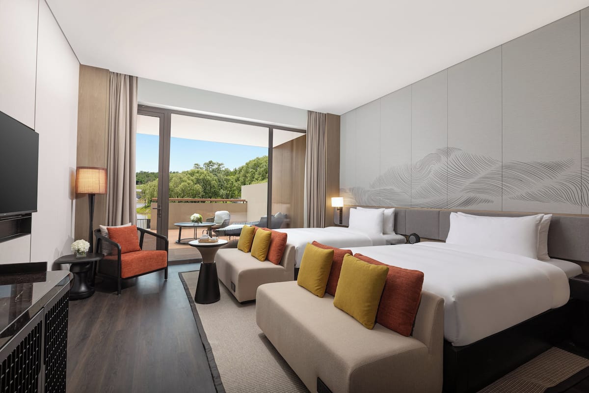 Cubrecamas y minibar con artículos gratuitos
