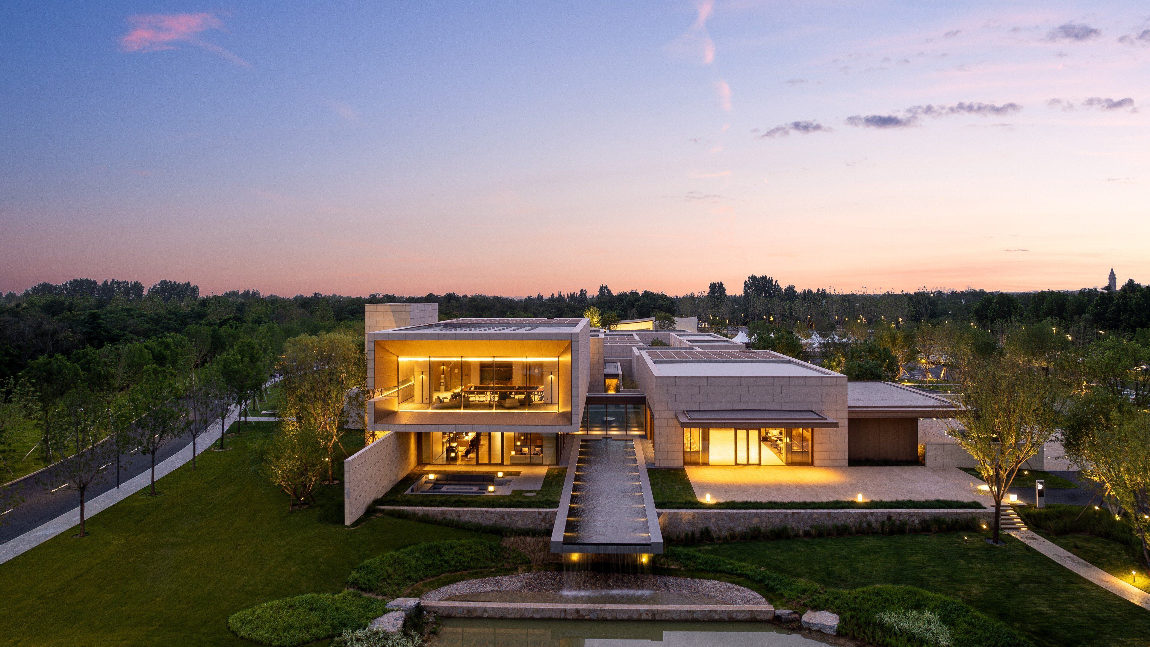 Una casa moderna con un interior amplio, un jardín cuidado y vistas del paisaje circundante.