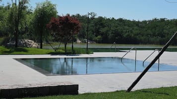 Sæsonbestemt udendørs pool
