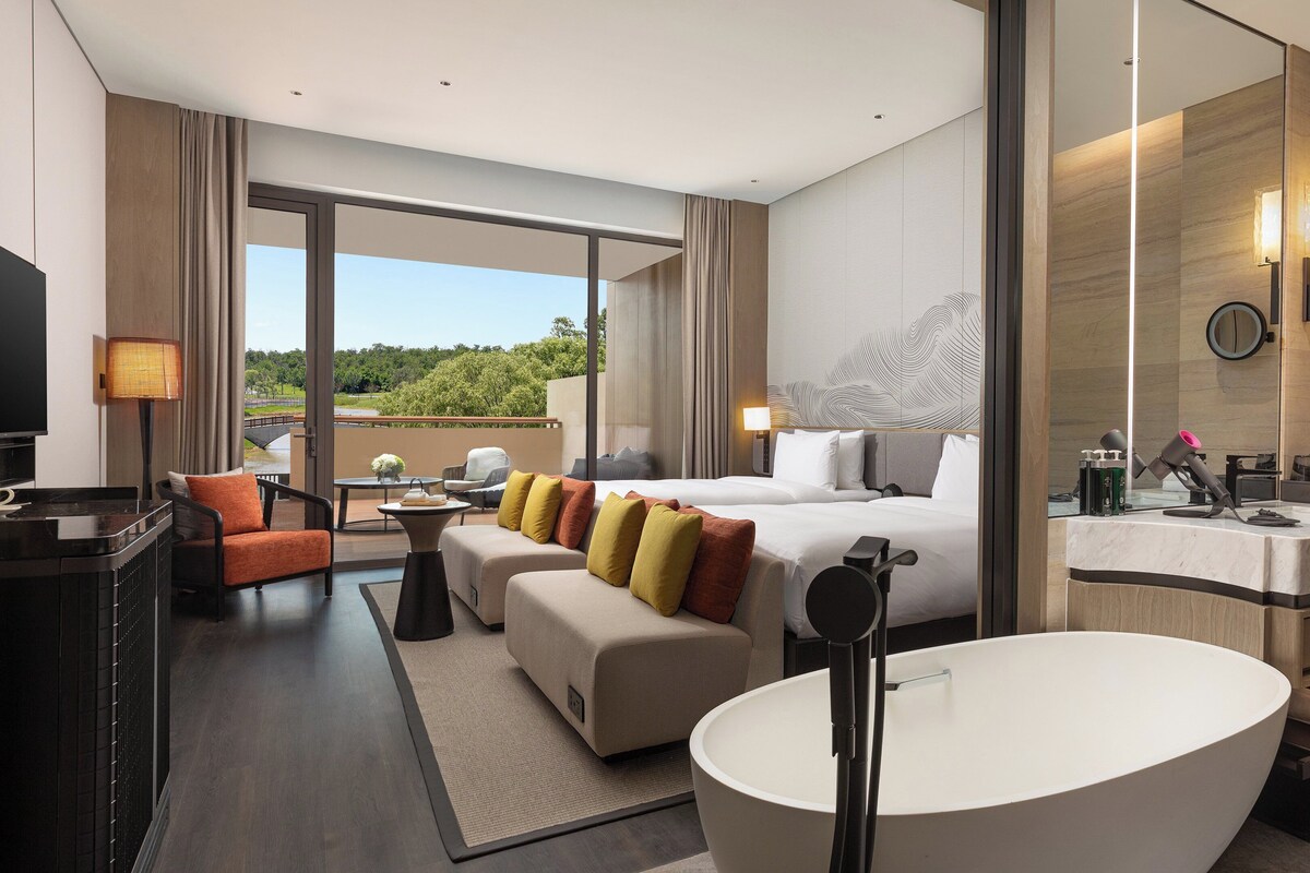 Phòng Tiêu chuẩn, 2 giường đôi (Courtyard Access) | Chăn bông, minibar với thức uống miễn phí, két bảo mật tại phòng 