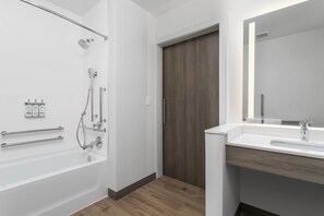 وحدات دش مع أحواض استحمام، مجففات شعر، مناشف، ورق حمّام