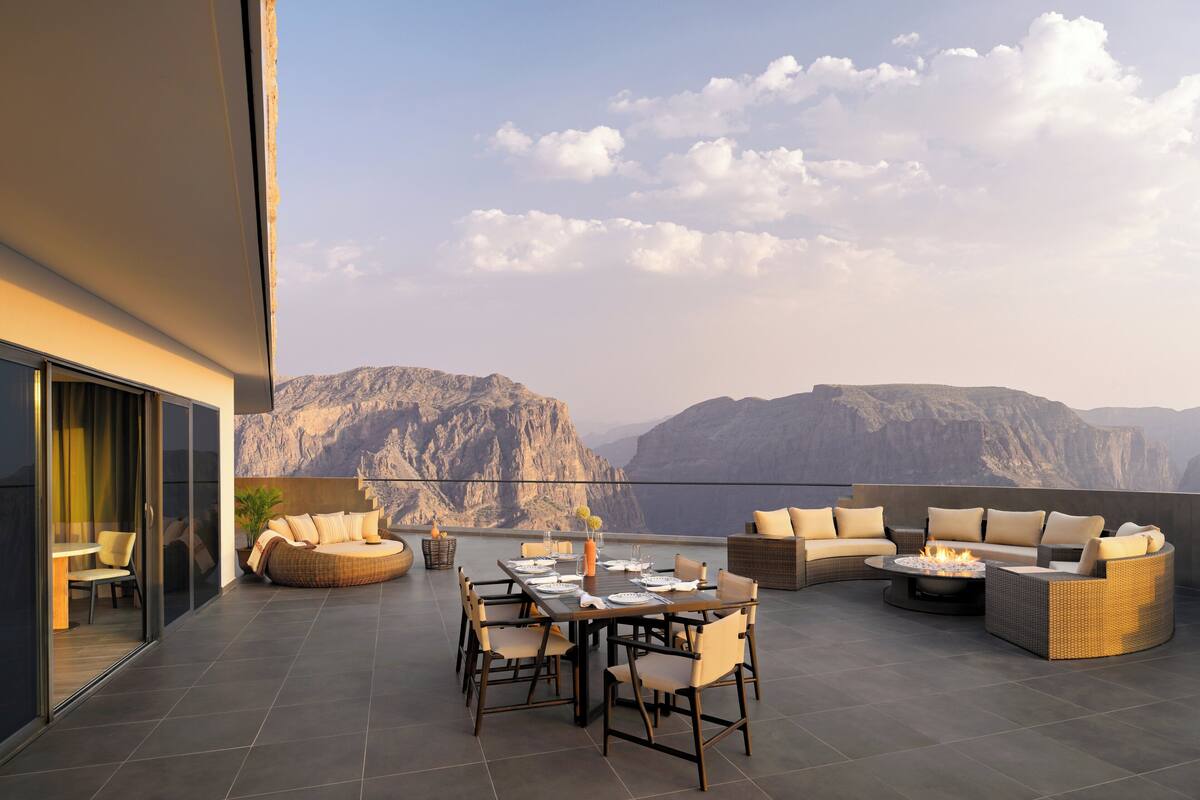 Une terrasse sur le toit comprenant un espace repas, des sièges et une vue sur les montagnes.