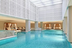 Piscine couverte, piscine extérieure, parasols de plage, chaises longues