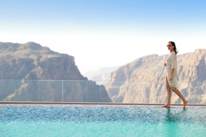 Piscine intérieure, piscine extérieure, 6 h à  18 h, parasols