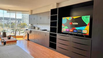 Deluxe-studio, tupakointi kielletty, kaupunkinäköala | 1 makuuhuone, tallelokero huoneessa, pimennysverhot, silitysrauta/-lauta