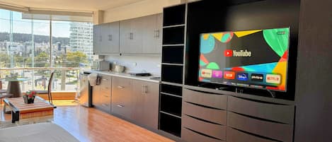 Deluxe-studio, tupakointi kielletty, kaupunkinäköala | 1 makuuhuone, tallelokero huoneessa, pimennysverhot, silitysrauta/-lauta