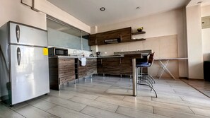 Appartamento Deluxe, 1 camera da letto, non fumatori, vista città | Cucina privata | Microonde, piano cottura, pentole/stoviglie/utensili