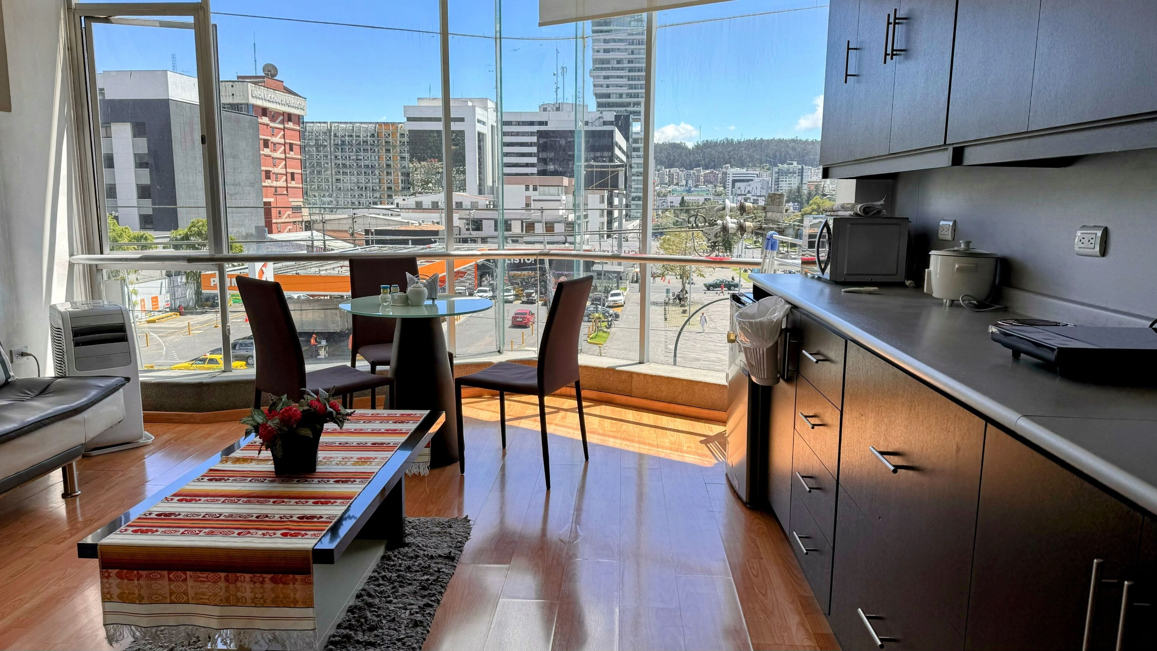 Estudio Deluxe, no fumadores, vistas a la ciudad | Caja fuerte, cortinas opacas, tabla de planchar con plancha