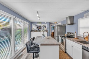 Kylskåp, mikrovågsugn, ugn och spishäll