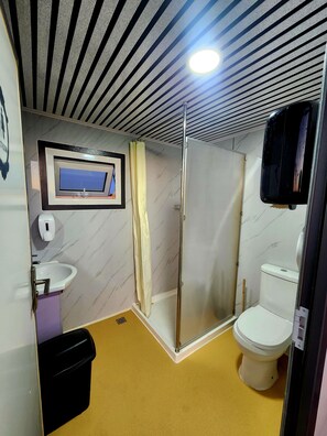 设计帐篷房, 山景 | 浴室 | 淋浴设施、大花洒淋浴喷头、毛巾