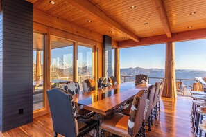 Hus, flere senger, spabadekar, fjellutsikt (The Flying Eagle at Eagles Nest) | Spiseområde