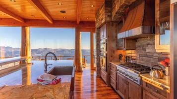 Rumah, Beberapa Tempat Tidur, hot tub, pemandangan gunung (The Flying Eagle at Eagles Nest) | Dapur pribadi | Mesin pembuat kopi/teh