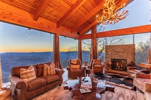 Maison, Plusieurs lits, baignoire à remous, vue sur la montagne (The Flying Eagle at Eagles Nest) | Intérieur