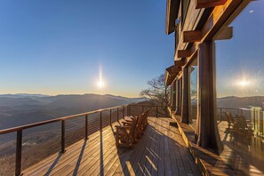 하우스, 침대(여러 개), 온수 욕조, 산 전망 (The Flying Eagle at Eagles Nest) | 테라스/파티오