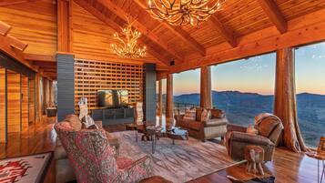 Rumah, Beberapa Tempat Tidur, hot tub, pemandangan gunung (The Flying Eagle at Eagles Nest) | Interior