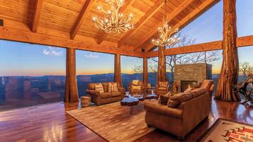 Rumah, Beberapa Tempat Tidur, hot tub, pemandangan gunung (The Flying Eagle at Eagles Nest) | Interior