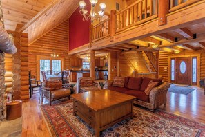 House, Multiple Beds, Hot Tub, Mountain View (The Feisty Fox) | Living area