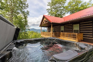 Stuga - flera sängar - bubbelpool - utsikt mot bergen (Firefly Cabin) | Bubbelpool utomhus