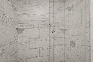 Casa, varias camas, patio, vista a la montaña (Beech Bear Crossing) | Baño | Amenidades de baño de diseñador, toallas, papel de baño