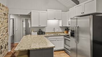 獨棟房屋, 多張床, 庭院, 山景 (Beech Bear Crossing) | 私人廚房 | 咖啡機/沖茶器