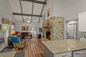 獨棟房屋, 多張床, 庭院, 山景 (Beech Bear Crossing) | 私人廚房 | 咖啡機/沖茶器