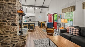 Rumah, Beberapa Tempat Tidur, patio, pemandangan gunung (Beech Bear Crossing) | Area keluarga | Perapian
