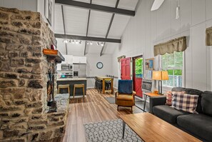 獨棟房屋, 多張床, 庭院, 山景 (Beech Bear Crossing) | 起居區 | 壁爐