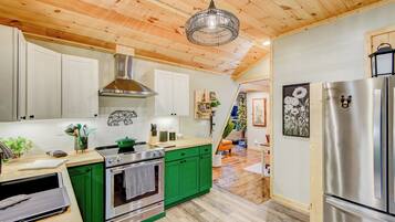 Kabin, Beberapa Tempat Tidur, patio, pemandangan gunung (Black Bear Sauna & Plunge) | Dapur pribadi | Mesin pembuat kopi/teh dan pemanggang roti