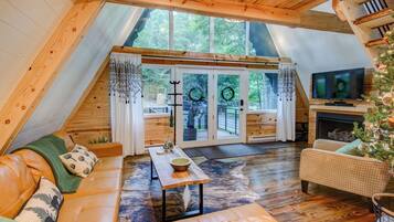 Kabin, Beberapa Tempat Tidur, patio, pemandangan gunung (Black Bear Sauna & Plunge) | Area keluarga