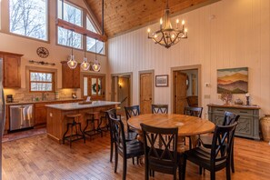 Ferienhaus, Mehrere Betten, Whirlpool, Bergblick (Make Yosef At Home) | Essbereich im Zimmer