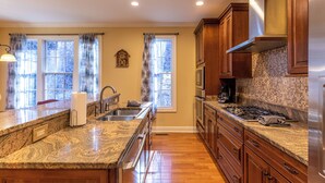 Private kitchen - Pisgah Retreat at Linville Falls (Newland)