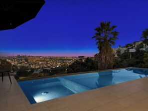 Piscina all'aperto, ombrelloni da piscina, lettini