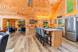 Familjestuga - utsikt mot bergen | Eget kök | Kylskåp, mikrovågsugn, ugn och spishäll