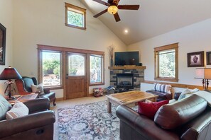 Televisión, chimenea, reproductor de DVD, videoteca