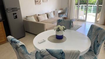 Comfort-Apartment, Balkon, Strandblick | Wohnbereich | 43-Zoll-Smart-TV mit Kabelempfang
