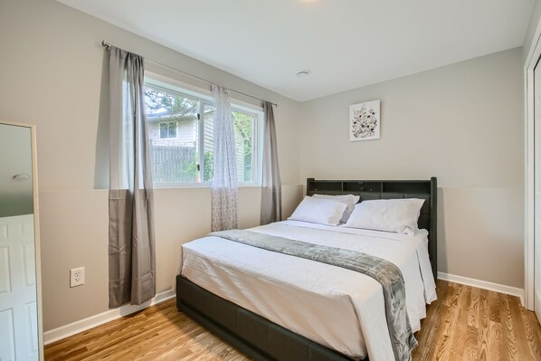 4 bedrooms, desk, WiFi, bed sheets