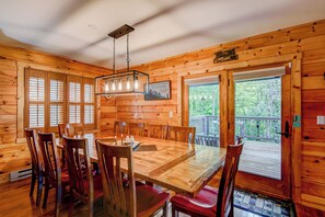 Cabane, plusieurs lits, bain à remous, vue montagne (Dogwood Den) | Restauration