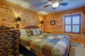 Huisje, meerdere bedden, hot tub, uitzicht op bergen (Dogwood Den) | 3 slaapkamers, individueel gedecoreerd, individueel gemeubileerd