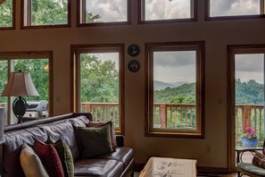 ハウス ベッド (複数台) スパ浴槽 マウンテンビュー (1 Beautiful View) | リビング エリア | 暖炉