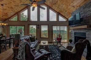 ハウス ベッド (複数台) スパ浴槽 マウンテンビュー (1 Beautiful View) | リビング エリア | 暖炉