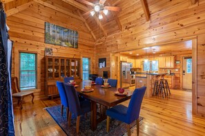 ハウス ベッド (複数台) パティオ マウンテンビュー (Wolf Den Lodge) | レストラン