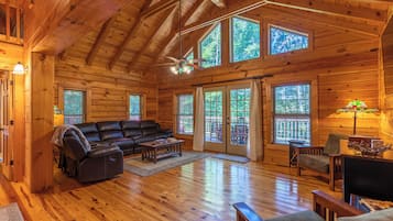 Rumah, Beberapa Tempat Tidur, patio, pemandangan gunung (Wolf Den Lodge) | Area keluarga
