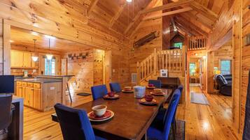 Rumah, Beberapa Tempat Tidur, patio, pemandangan gunung (Wolf Den Lodge) | Tempat makan outdoor