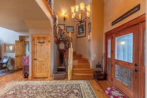 Ferienhaus, Mehrere Betten, Terrasse, Bergblick (Mossy Path Hideaway) | Innenbereich