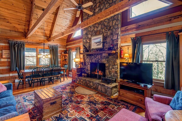 小屋, 多張床, 熱水浴缸, 山景 (Scarborough Fair) | 起居區 | 壁爐